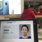 Una pantalla de un comercio de Pekín muestra el perfil de la directora financiera de Huawei, Meng Wanzhou.-NG HAN GUAN (AP)