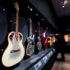 La exhibición reúne al menos 130 instrumentos de los rockeros más influyentes de las últimas ocho décadas.-EFE