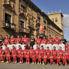 El Numancia se hizo ayer la foto oficial de la temporada con el Palacio de los Condes de Gómara de fondo.-ÁLVARO MARTÍNEZ