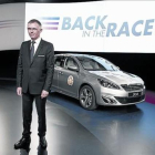 El presidente del Grupo PSA, Carlos Tavares, ha transmitido al presidente del Gobierno, Mariano Rajoy, un mensaje de tranquilidad por la compra de Opel por el consorcio francés, y ha asegurado que la empresa cumplirá en su totalidad los acuerdos firmados-