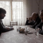 Jordi Évole conversa con unos ancianos, en 'Salvados'.-ATRESMEDIA
