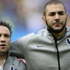 Benzema, junto a Valbuena en un partido de la selección francesa.-FRANCK FIFE / AFP
