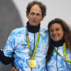 Santiago Lange y Cecilia Carranza, felices con sus medallas de oro.-AFP / DAMIEN MEYER