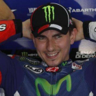 Jorge Lorenzo, de Yamaha, sonríe en el garaje de su equipo durante los segundos entrenamientos de pretemporada en el circuito de Sepang, este jueves.-Foto: AFP / AHMAD YUSNI