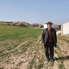 Juan Díaz camina por un terreno agrícola en la localidad burgalesa de Fuentelcésped. / L. VELÁZQUEZ