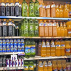 Estanterias con bebidas azucaradas, en un supermercado de Barcelona.-FERRAN SENDRA