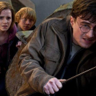 Daniel Radcliffe (como el joven mago), Emma Watson (Hermione) y Rupert Grint (Ron), en 'Harry Potter y las reliquias de la muerte 2'.-EL PERIÓDICO