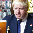 El exalcalde de Londres, Boris Johnson y principal personalidad de la campaña por la salida de Reino Unido de la Unión Europea en Piercebridge este miércoles.-AFP / SCOTT HEPPELL