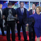 Carly Fiorina saluda a su llegada al plató, seguida por Scott Walker, Jeb Bush y Donald Trump.-AP / CHRIS CARLSON