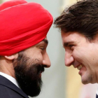 Imagen de archivo del primer ministro canadiense, Justin Trudeau, y el ministro de Innovación, Ciencia y Desarrollo Económico, Navdeep Bains.-CHRIS WATTIE (AFP)