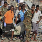 Traslado de un cadáver del lugar donde se ha producido uno de los atentados con bomba en Mogadiscio.-FARAH ABDI WARSAMEH / AP