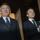 El líder centrista François Bayrou (i) y el candidato socio-liberal Emmanuel Macron (d) antes de la rueda de prensa sobre su alianza electoral celebrada en París, Francia hoy 23 de febrero de 2017.-EFE / IAN LANGSDON / EFE