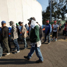 Grupos de migrantes esperando a recibir alimentos  durante el pasado martes 6 de noviembre de 2018  en el deportivo Jesús Martínez Palillo  en Ciudad de México.-EFE