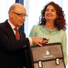 El exministro de Hacienda, Cristóbal Montoro, hace el traspaso de poderes a María Jesús Montero.-PAUL HANNA