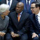 Lagarde, con Lesetja Kganyago, presidente del comité monetario; y el secretario del Tesoro de EEUU, Steven Mnuchin, ayer.-EL PERIÓDICO