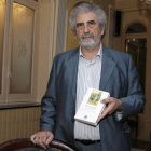 Ernesto Escapa durante la presentación ayer de su libro. / ÁLVARO MARTÍNEZ-