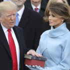 Donald Trump jura como presidente numero 45 de la historia de EEUU, junto a su esposa, Melania, y su hijo Barron.-EFE / JUSTIN LANE