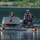 Soldados surcoreanos a bordo de un vehiculo armado K-200 cruzan el río Hongcheon durante las maniobras militares-EFE
