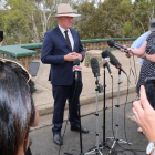 Barnaby Jones, viceprimer ministro de Australia, anuncia su dimisión a la prensa.-STRINGER (REUTERS)