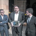 Junqueras, entre Jové (izquierda) y Aragonès, presenta los presupuestos en el Parlament, en noviembre pasado.-JOAN CORTADELLAS