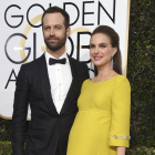 Natalie Portman y Benjamin Millepied, a su llagada a la 74ª edición de los Golden Globe Awards en Beverly Hills, California, el pasado 8 de enero.-AP / JORDAN STRAUSS / Jordan Strauss/Invision/AP