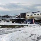 Fuselaje del avión incendiado en el aeropuerto moscovita de Sheremetievo.-EFE / EPA