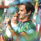 Federer celebra el trofeo ganado en Indian Wells.-KEVORK DJANSEZIAN