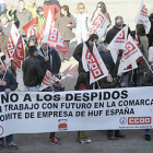 Pancarta principal que lucieron los manifestantes concentrados ayer en la plaza Mayor de El Burgo. / ÁLVARO MARTÍNEZ-