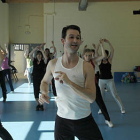 Daniel Hernández durante una clase de baile en la tarde de ayer. / ÁLVARO MARTÍNEZ-