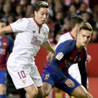 Denis Suárez pelea con Nasri en el Sánchez Pizjuán.-EFE / RAUL CARO