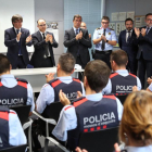 El president Puigdemont durante su visita en la comisaría de los Mossos en Cambrils, el pasado viernes.-JORDI BEDMAR