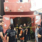 La polícia asegura el lugar de un ataque armado en Brasil.-