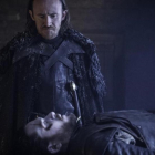 Los actores Ben Crompton (Eddison Tollett) y Kit Harington (Jon Snow), en una escena de la sexta temporada de la serie de la HBO 'Juego de tronos'.-Helen Sloan