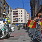 Aplausos al paso de los agentes de Tráfico y del Seprona.-MARIO TEJEDOR