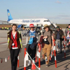 Turistas británicos, a su llegada el 19 de diciembre a Alguaire.-ACN
