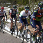 Marc Soler, en el centro, a rueda de Valverde, en el grupo que comanda Rojas, en la Volta.-TONI ALBIR / EFE