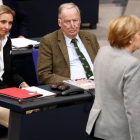 El cancillera Angela Merkel pasa frente a dos de los dirigentes de AfD, Alexander Gauland y Alice Weidel, en el Parlamento alemán.-AFP / ODD ANDERSEN