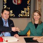 La consejera de Cultura y Turismo, Alicia García, firma un convenio con el presidente de PREDIF, Francisco Sardón, orientado hacia el turismo accesible en Castilla y León-Ical