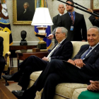 Trump (izq) y Pelosi (derecha), entre otros representantes del Congreso, en la Casa Blanca, el 6 de septiembre-REUTERS / KEVIN LAMARQUE