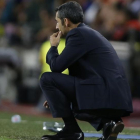Valverde observa desde la banda el Barça-Juve del Camp Nou.-AP / FRANCISCO SECO