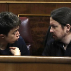 Los máximos dirigentes de Podemos, Iñigo Errejón y Pablo Iglesias, discuten en sus escaños del Congreso.-EMILIO NARANJO / EFE
