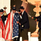 El capitán del equipo estadounidense Davis Love y su vicecapitánTiger Woods celebran en la ceremonia de entrega del trofeo.-TIMOTHY A CLARY / AFP