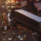 Expertos forenses examinan los destrozos tras la irrupción del camión contra el mercadillo navideño de Berlín, el 20 de diciembre del 2016-AFP / ODD ANDERSEN