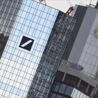Logotipos del Deutsche Bank y el Commerzbank en sus respetivas desde de Fráncfort.-ARNE DEDERT (AP)