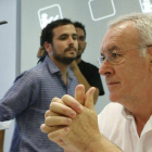 Cayo Lara y Alberto Garzón, detrás, en el Consejo Político Federal de IU.-Foto: AGUSTÍN CATALÁN