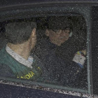 El expresidente de Banesto, Mario Conde, trasladado en un coche de la Guardia Civil.-EFE / J. J. GUILLÉN