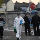 La policía examina el lugar donde asesinaron a la periodista Lyra McKee en Irlanda del Norte.-REUTERS / CLODAGH KILCOYNE