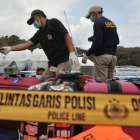 La policía filipina examina el barco donde se produjo la explosión.-ANTARA FOTO / REUTERS