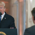 Donald Trump señala al periodista de la CNN Jim Acosta-JIM WATSON (AFP)
