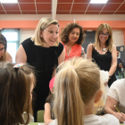 La consejera durante la visita a un colegio.